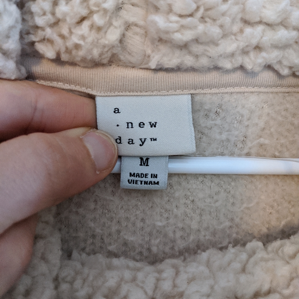 Pullover - Picture 2 of 2